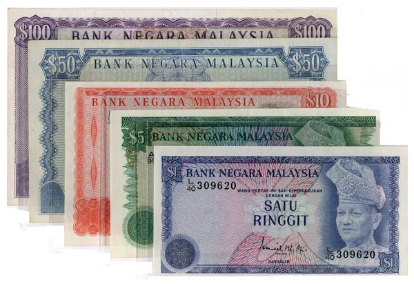 MALAYSIA. 3rd Series: RM1, 5, 10, 50, 100 s/n. L/40 309: MALAYSIA. 3rd Series: RM1, 5, 10, 50, 100 s/n. L/40 309620, A/99 022188, F/39 103268, B/22 006071, A/24 289165 (KNB13a, 14, 15, 16, 17) VF-UNC, some washed & pressed. (5pcs)