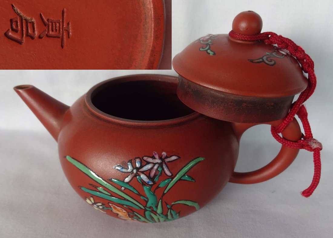 CHINA Teapot: Earthenware pot of Yixing China: CHINA Teapot: Earthenware pot of Yixing China