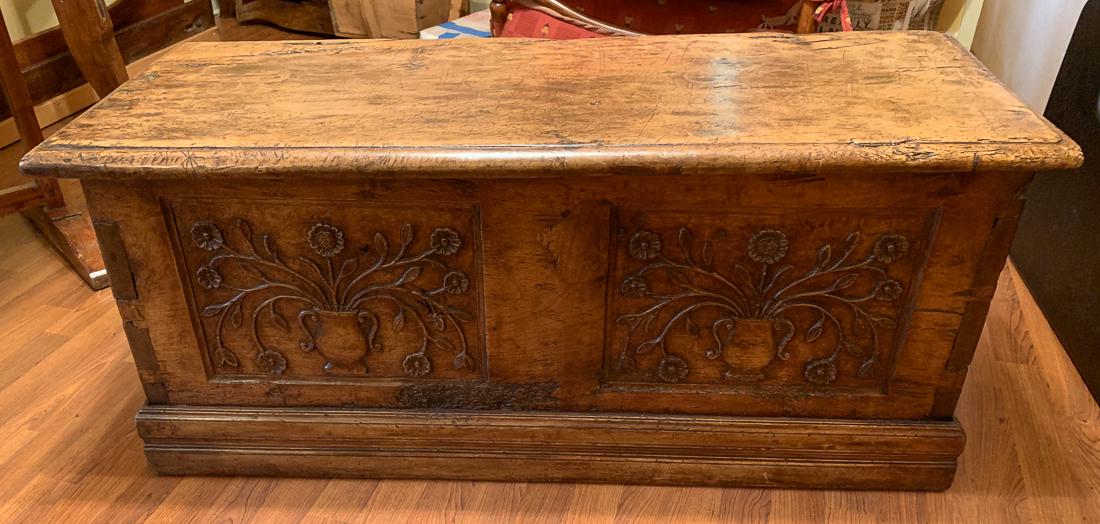Fine 18th Century Walnut Coffer. (1 of 6)
