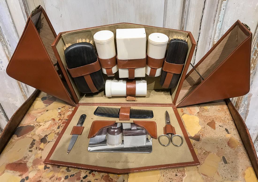 Art Deco Traveling Grooming Kit. (1 of 2)