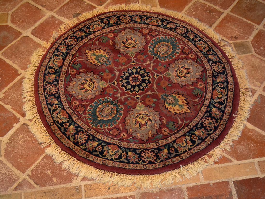Round Throw Rug.: Nice Quality. 3 Foot Diameter.