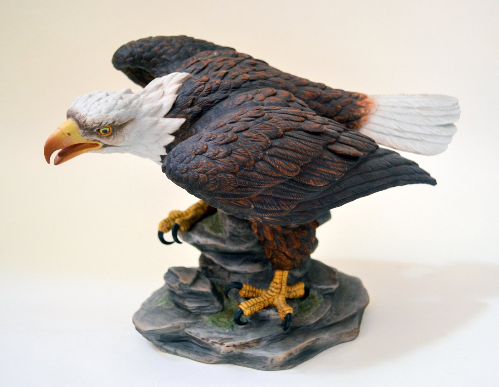 J.j.audubon Ltd. Ed., American Bald Eagle: Bisque Porcelain Decorated. A Limited Edition of 731, a very detailed American Bald Eagle, issued by John James Audubon Porcelain, Ltd. In 1982. USA. Hallmark: Authentic on reverse. 10"H X 14"W X 10"D