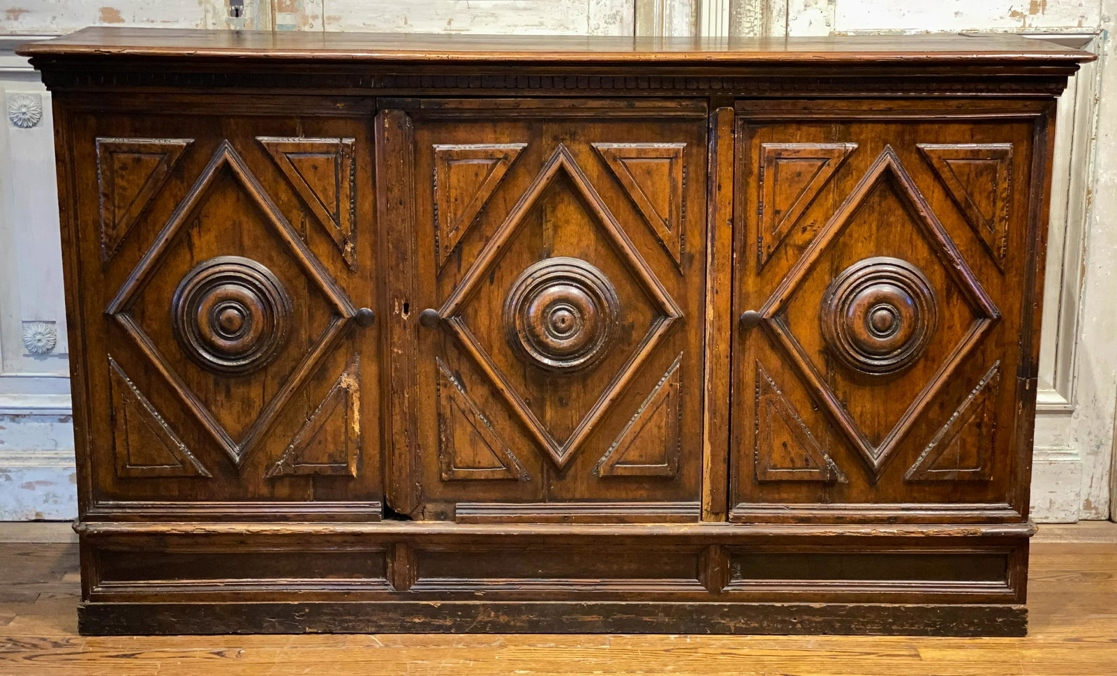 Early 18th Century Italian Sideboard: Early 18th Century Italian Sideboard, Walnut, Circa 1720. 75 X 19 X 44.5 High See Photos For Loss And Damage, Antique Condition