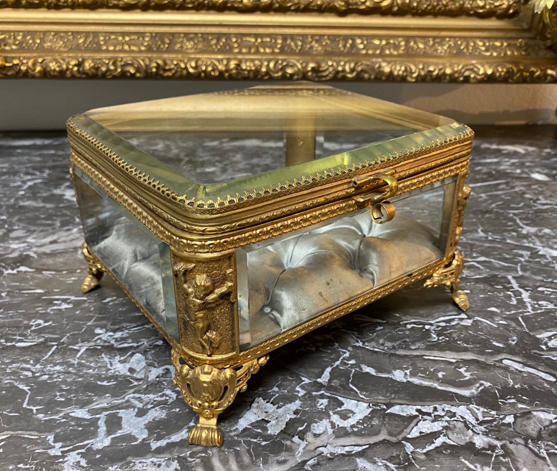 A French Glass and Gilt Bronze Trinket Box: Nice mounts, 19th c; 8x7x5