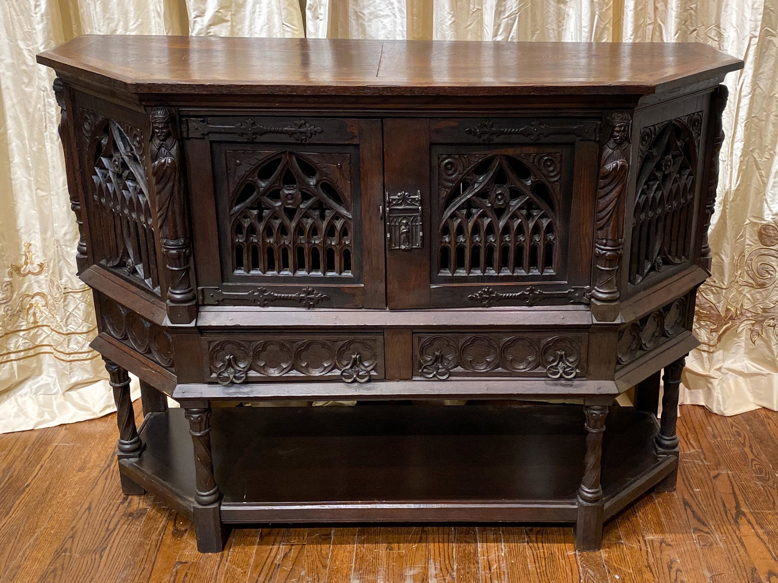 An English Gothic Oak Court Cupboard: 2-door With Age 21x58.5x43