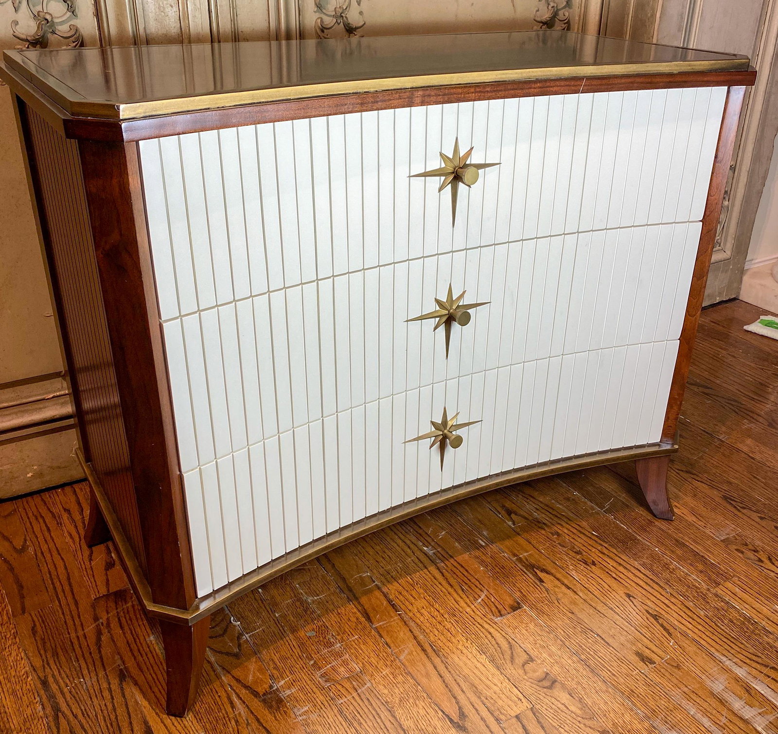 Mid-century Style Commode, Italian Design: Convex Shape In White Lacquer 20c 18.5 X 38.5 X 31 Excellent Condition