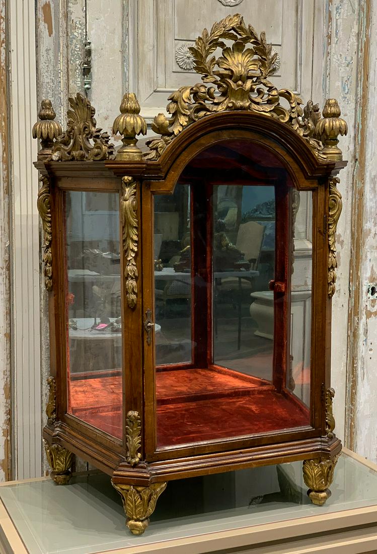 18th Century Italian Vitrine Cabinet: With Red Velvet Interior, Mirrored Back, And Hand Carved Giltwood Cartouche And Mounts. 25w X 16d X 40h. See Photos For Condition.