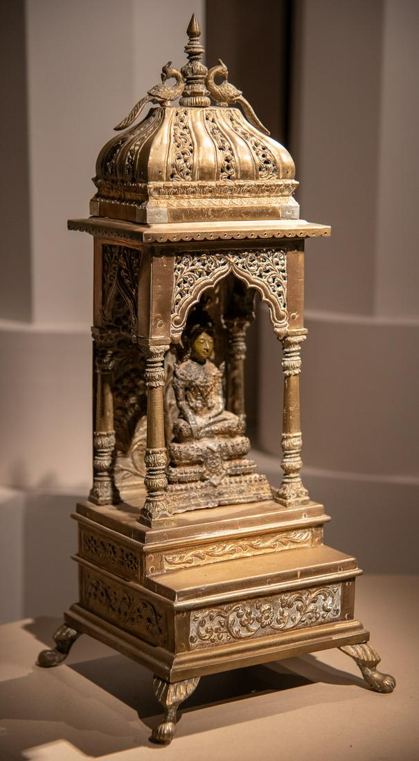 Antique Maravijaya Seated Buddha: Siamese Bronze And Sand-filled Buddha Enthroned In A Bronze Altar Shrine. Overall Height 18.5. Buddha Just Over 6 Inches. Photos Show Condition Commensurate With Age.