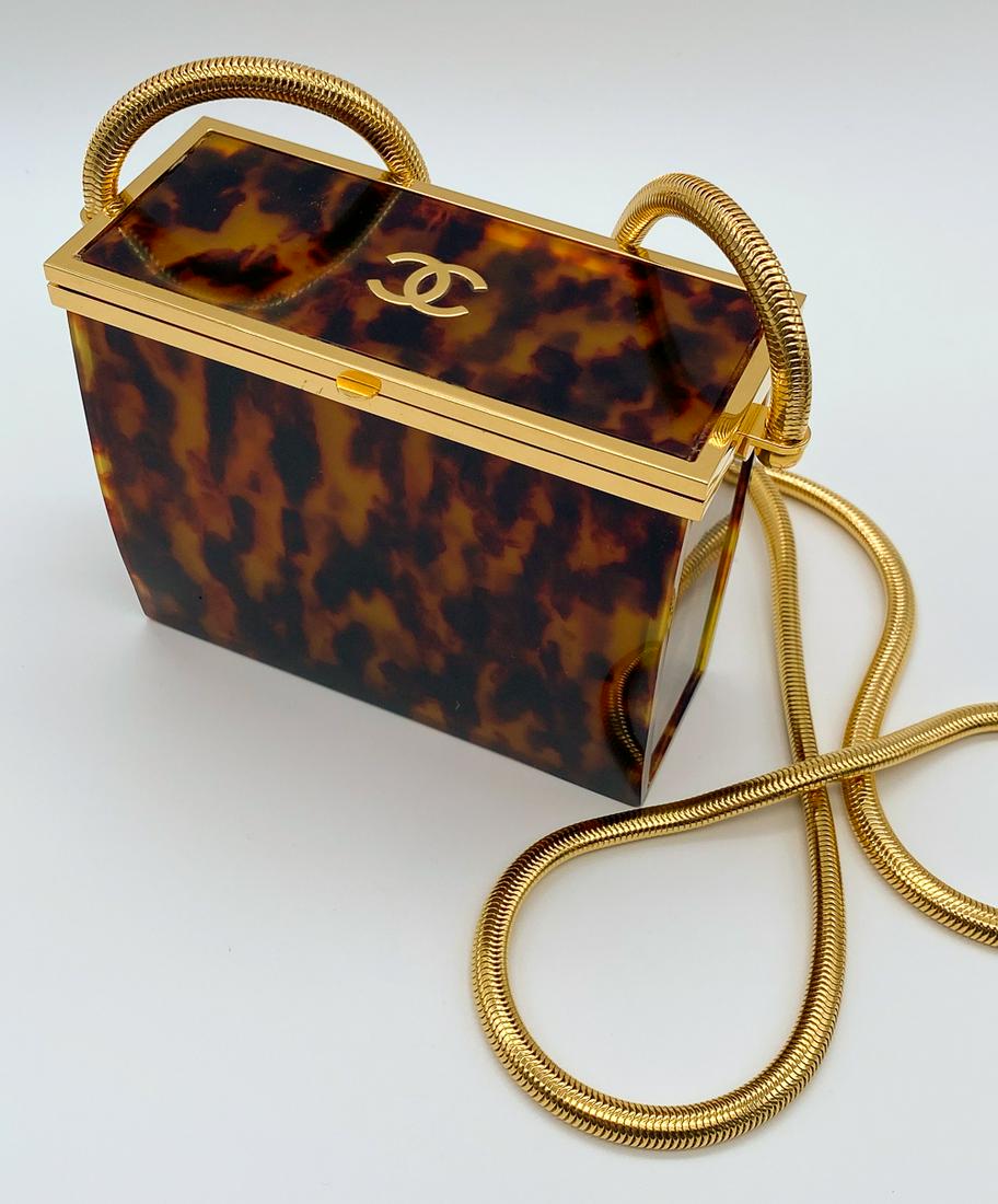 Karl Lagerfeld For Chanel, Box Evening Bag: Faux Tortoiseshell Pattern In Resin Comprises This Hard-to-find Vintage Purse. Very Slight Scratch On Plaque. See Photos For Typical Age And Bevel Edges Slightly Pulling From Frame. Very Clean Bag In 