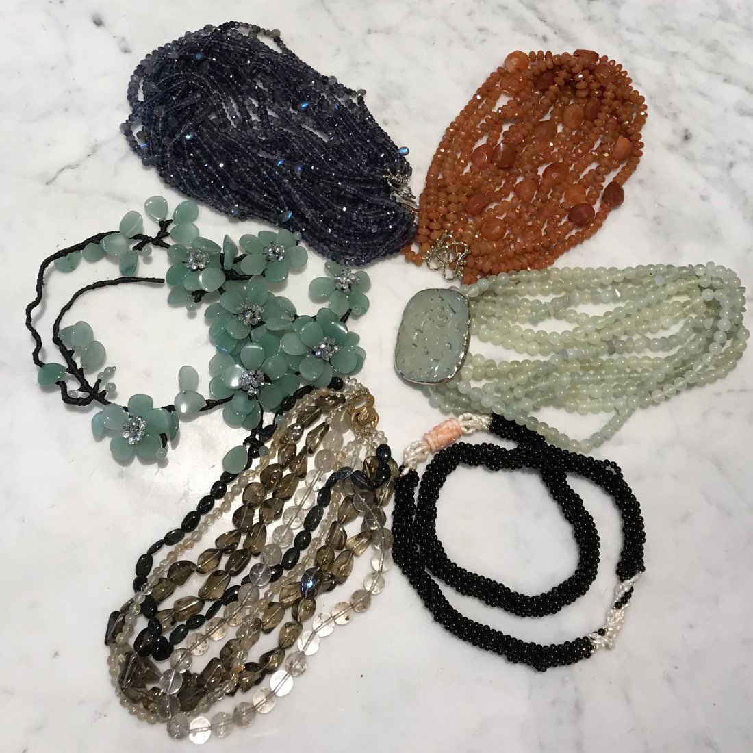 6 Necklaces In Jadeite, Onyx, Smoky Quartz: High-end. One With Carved Clasp. Labradorite & Iolite, Onyx, Varied Smoky Quartz, And Possibly Carnelian. Bidders To Inspect. No Marks. See Photos For Good Vintage Condition. We Remind Prospective Bid