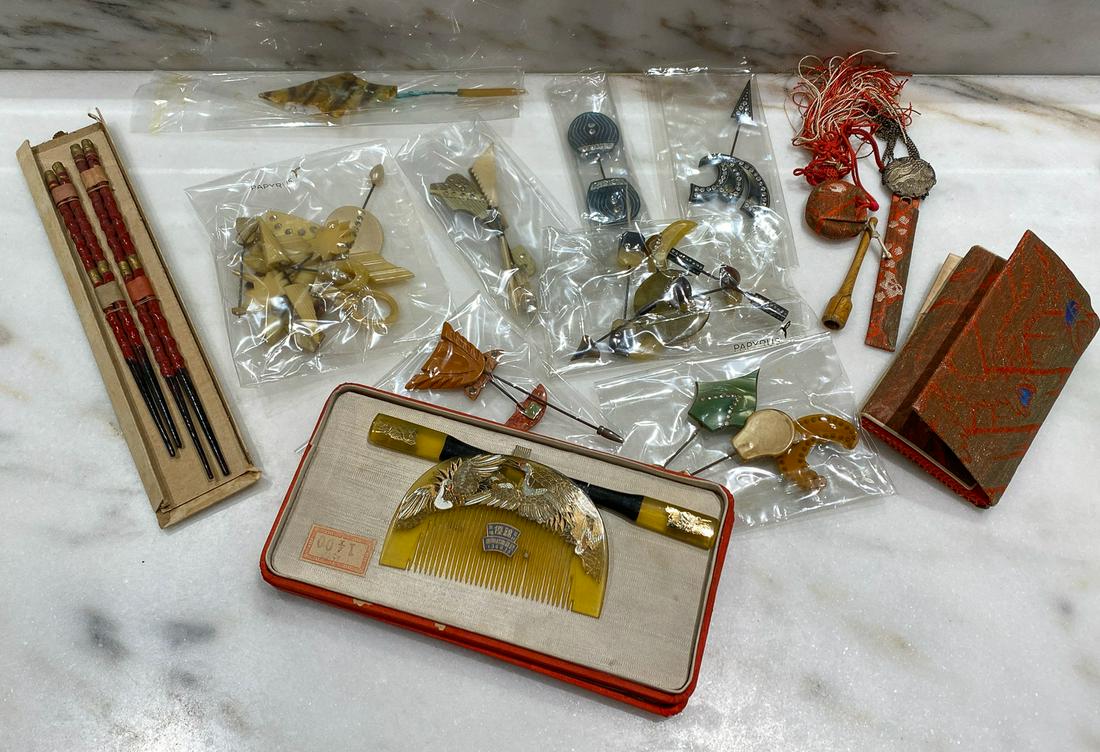 25 Pieces Orientalia And Bakelite: Hat Pins, Hair Comb, Chopsticks, Etc. See Photos For Good Vintage Condition.