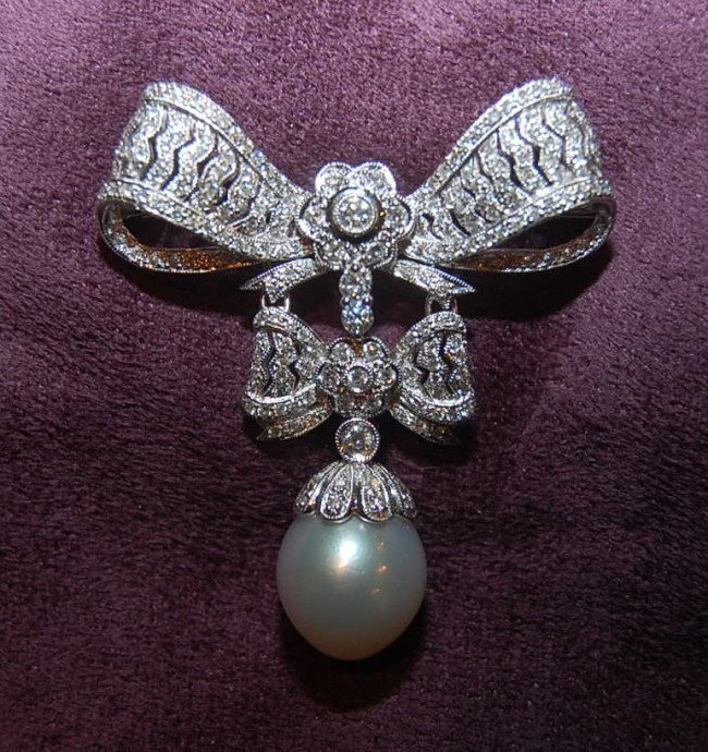 18k White Gold Bow Shaped Broach 1.61 ctw diamonds: 18k White Gold Bow Shaped Broach 1.61 ctw diamonds, 12.6mm south sea pearl