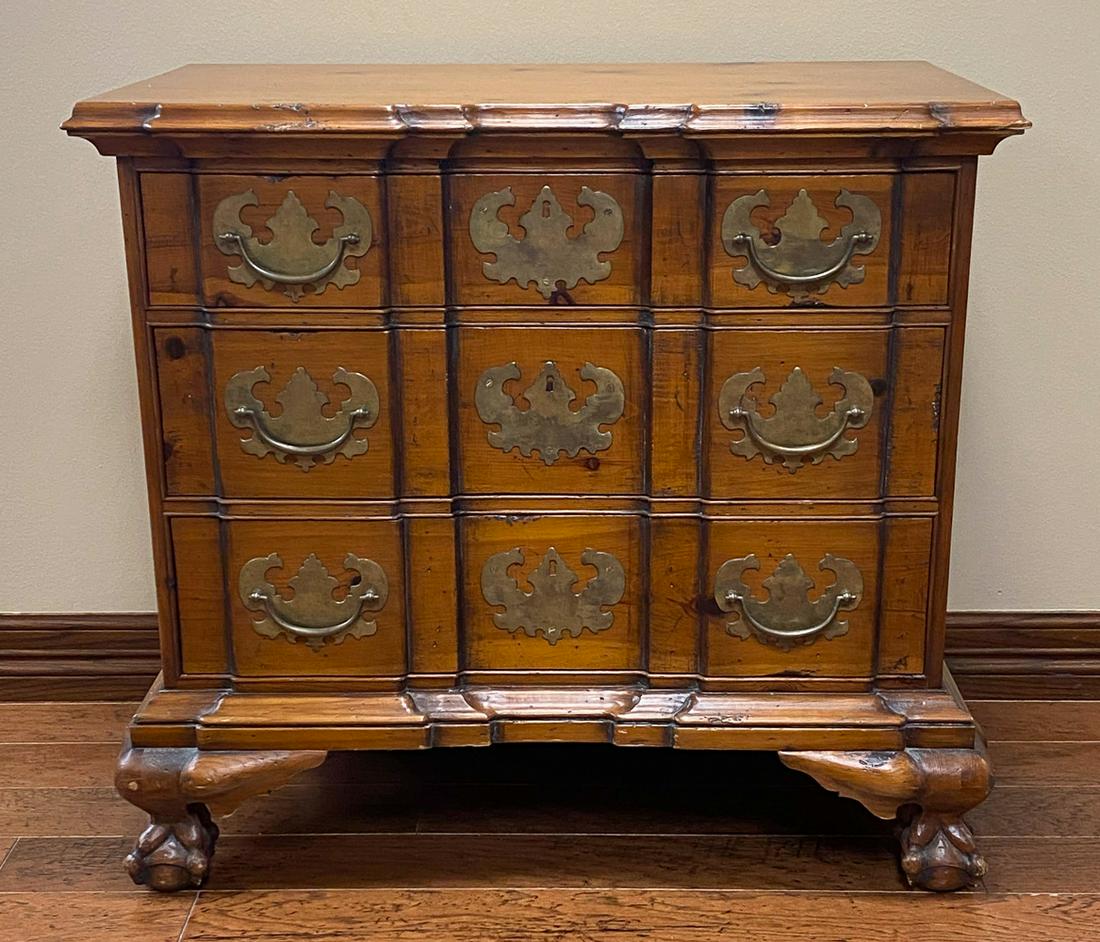Chippendale Taste Block Front Chest Of Drawers (1 of 2)