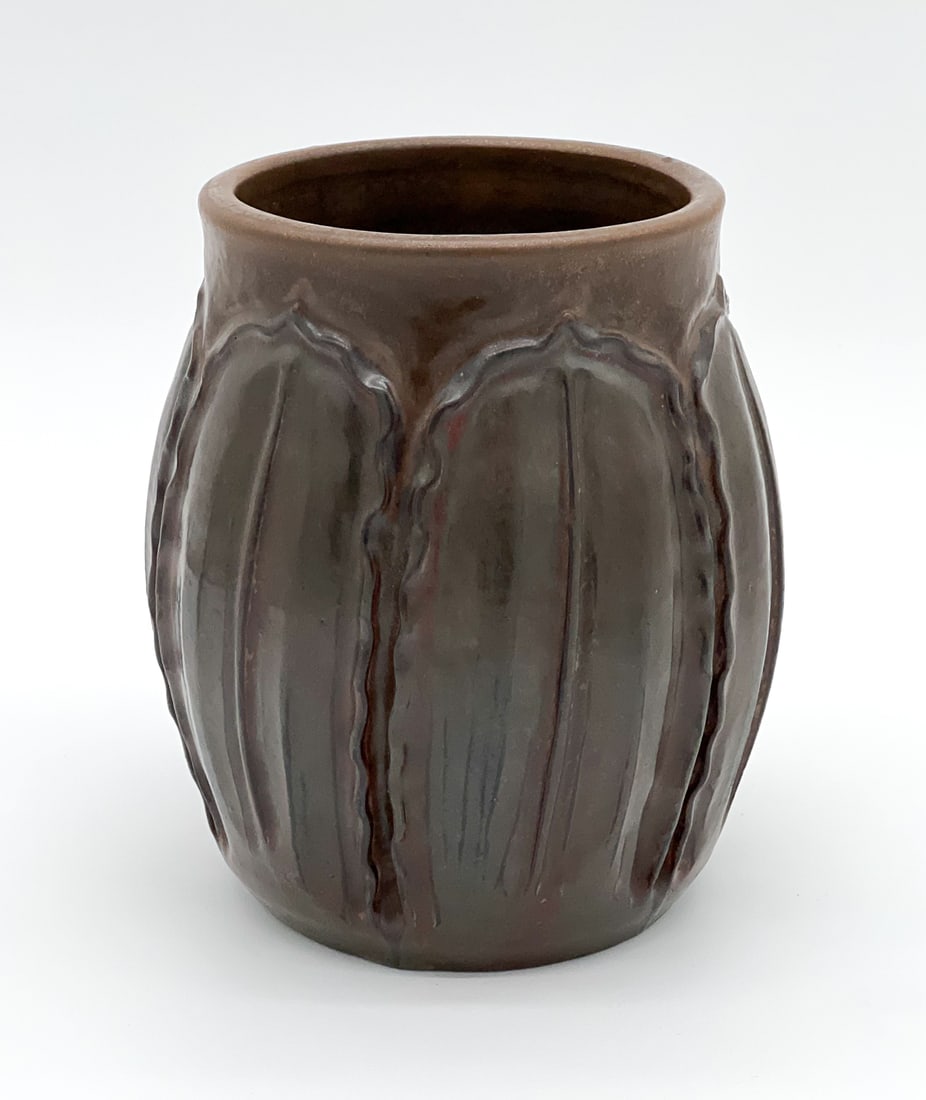 Walley Art Pottery Leaf Vase (1 of 7)