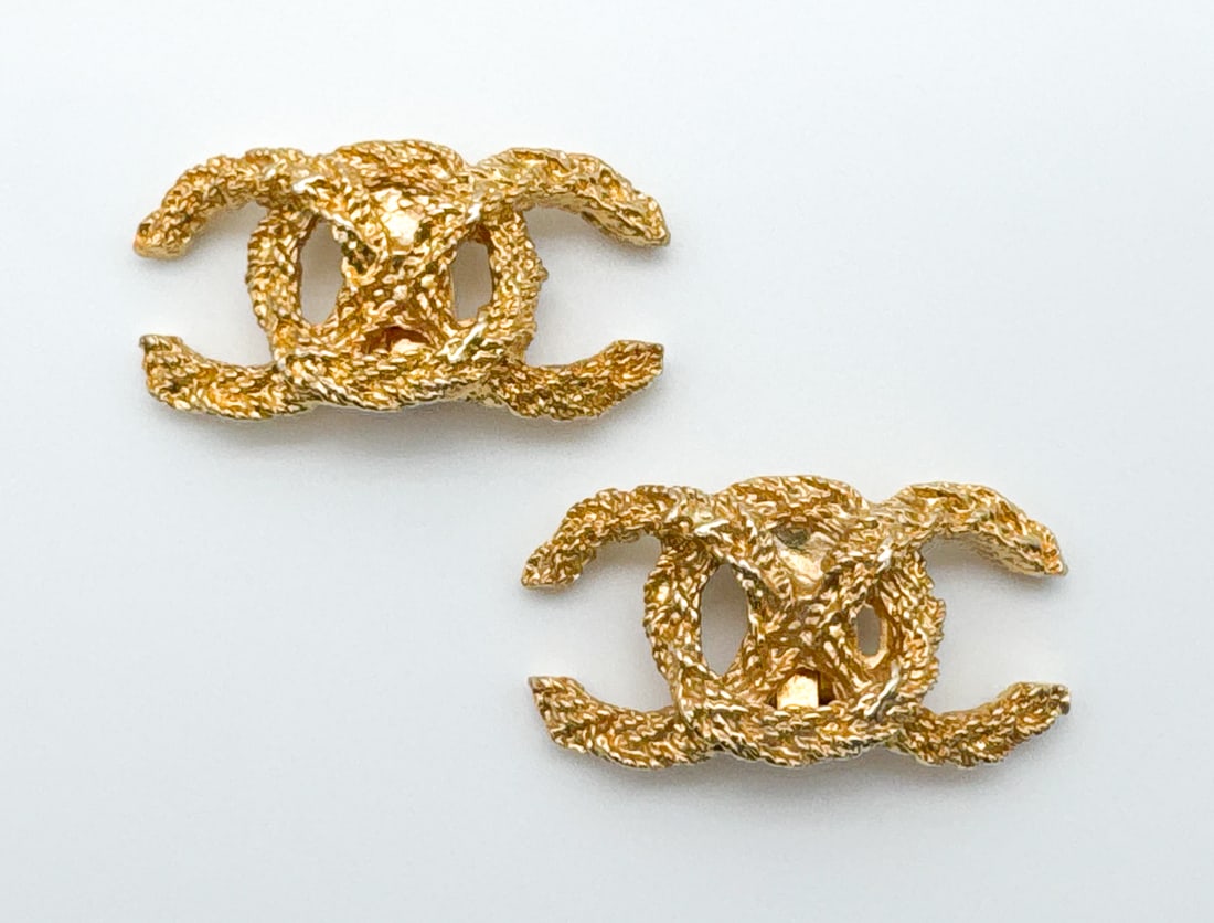 Chanel Bluette Shoe Clips: Chanel Bluette Shoe Clips, Interlocking CC Motif In Gold Tone Hardware, Probably Early 90s. Marked Bluette. 1 3/4 Wide. View All Photos For Additional Condition Information.