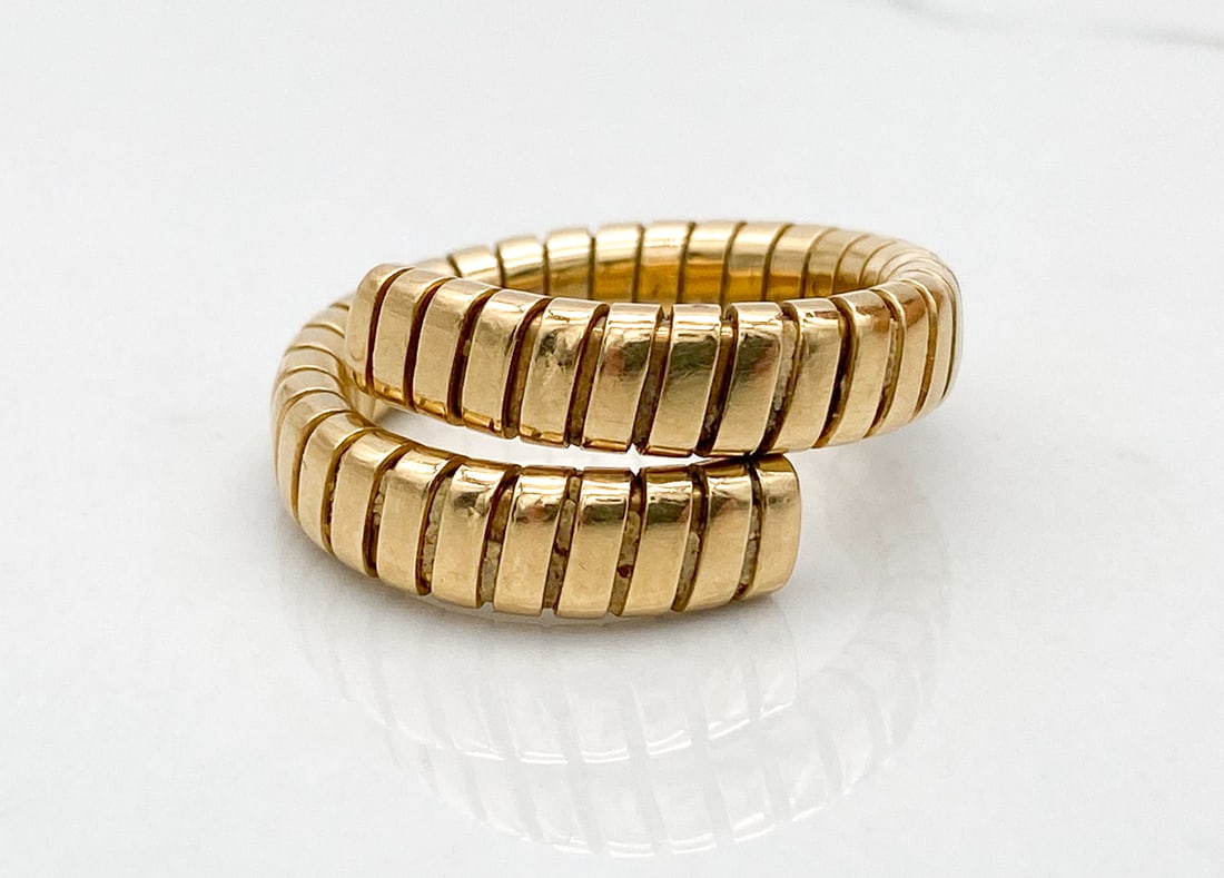Bulgari Tubogas Ring, 18k Yellow Gold: Bulgari Tubogas Ring, 18k Yellow Gold, Flexible Size 8-9 Weight 10.3 Grams. Properly Marked Bvlgari. Note: Wire Transfer Or Cashiers Check Required For Payment Of This Lot.