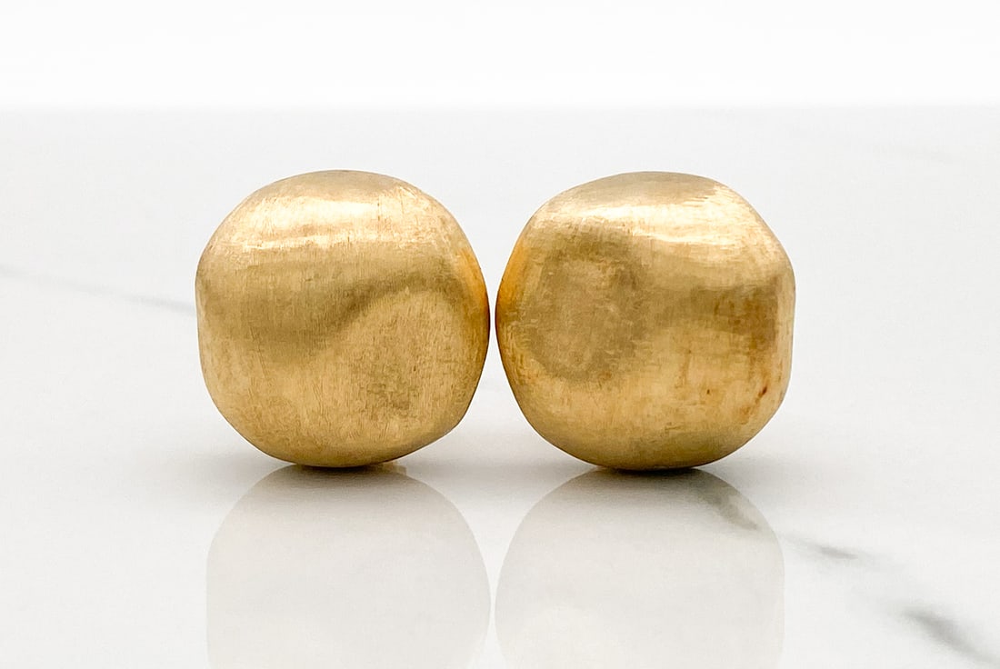 Marco Bicego 18k Yellow Gold Earrings: Marco Bicego 18k Yellow Gold Earrings, Africa Collection, Bileno Finish, Clip Style, Approximate Height 21mm, Length 21mm, Weight 11.6 Grams. Wire Transfer Or Zelle Required For All Jewelry And