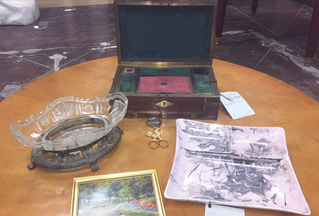 Miscellaneous Lot, Centerpiece, Painting, (1 of 7)