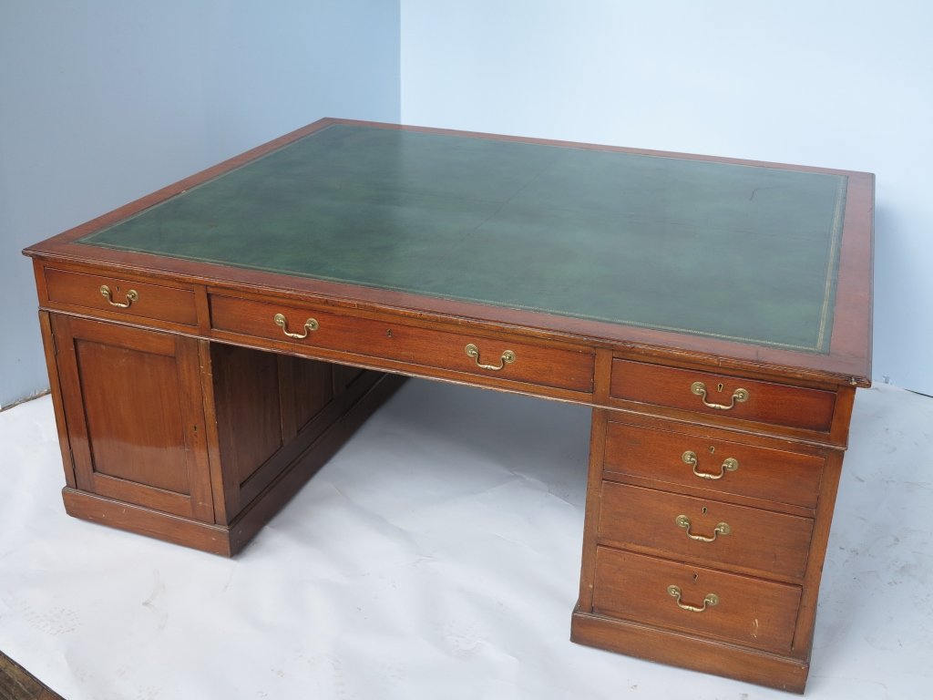 PARTNERS DESK