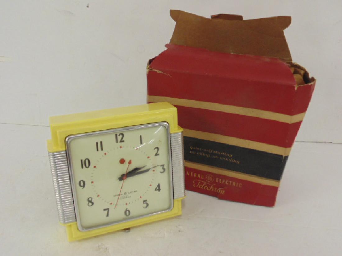 General Electric "Telechron" electric clock: General Electric "Telechron" electric clock, with original box, model 2HA43, in working condition. Please refer to images for additional information regarding condition issues, please remember all ite