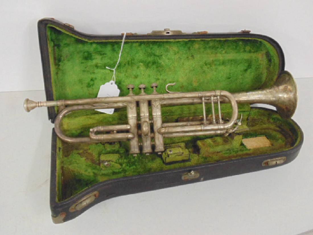 Elkhart silver plated trumpet in case (1 of 5)