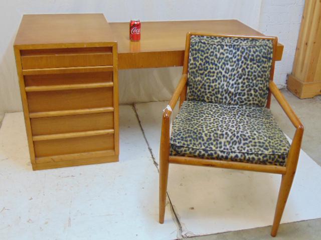 Robsjohn Gibbings for Widdicomb MCM desk & chair, blond: Robsjohn Gibbings for Widdicomb MCM desk & chair, blond wood desk with 4 drawers & pull out shelf, single leg on opposite side, desk is 60" by 26.75", height is 31.25", desk has some veneer loss & chi