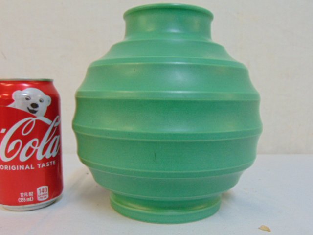 Keith Murray for Wedgwood art pottery vase, machine ag: Keith Murray for Wedgwood art pottery vase, machine age inspired art pottery bowl by Wedgewood, in green, height is 7 3/8", in good condition.