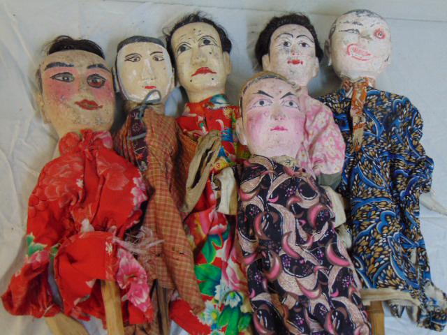 6 Asian puppets, painted heads, clothed, paint chipped,: 6 Asian puppets, painted heads, clothed, paint chipped, flaking on heads, appear Japanese.