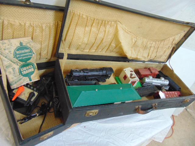Model train lot, Lionel, track, trains, accessories, in: Model train lot, Lionel, track, trains, accessories, in two cases, all in used condition