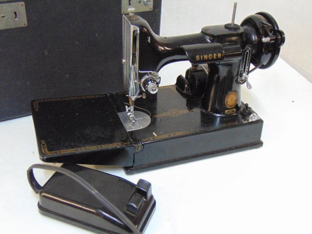Singer featherweight sewing machine in case: Singer featherweight sewing machine in case