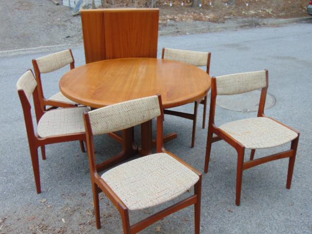 vejle stole mobelfabrik Danish round table with 5: vejle stole mobelfabrik Danish round table with 5 chairs, table has 2 leaves, top diameter table is 46.5" in diameter, leaves are 19.75" wide.