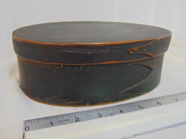 Shaker style 3 finger box in original green, oval, box (1 of 4)