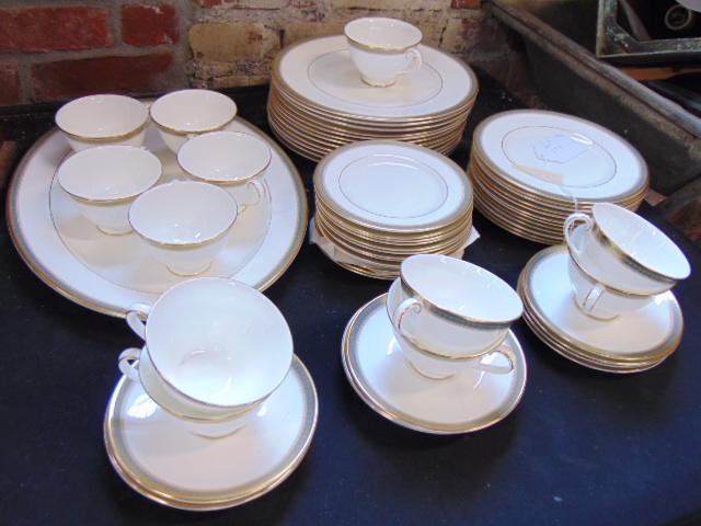 Set Royal Doulton "Clarendon" porcelain dinnerware, (1 of 5)