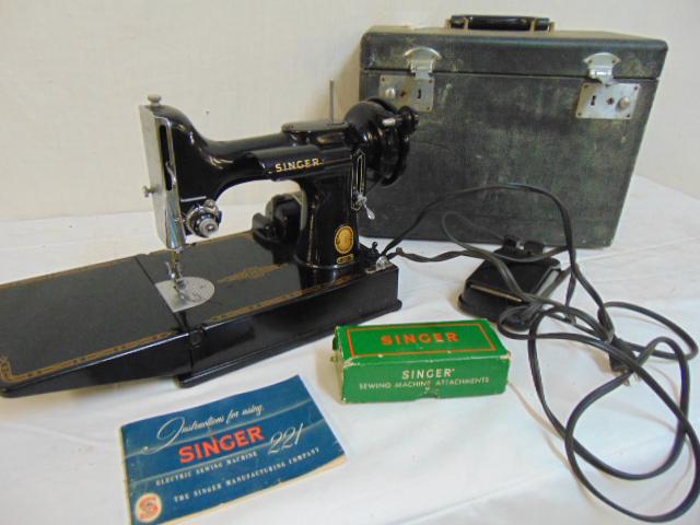 Singer featherweight sewing machine in original case,: Singer featherweight sewing machine in original case, 221-, complete