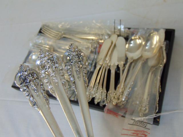 Wallace Grand Baroque sterling flatware, service for 8: Set Wallace sterling flatware, Grand Baroque, service for 8 plus two extra pieces, 63 troy plus knives.