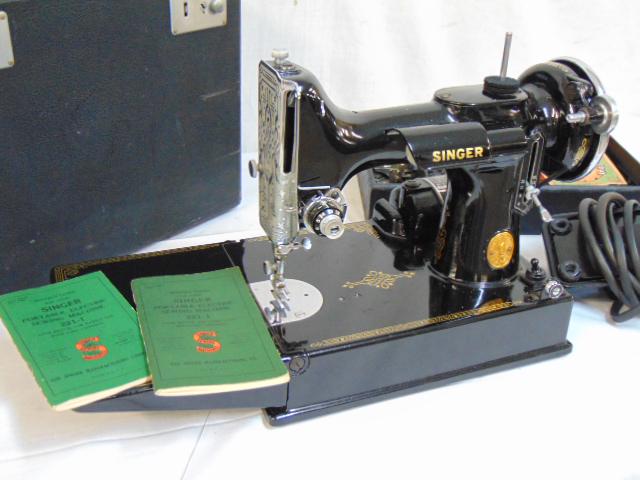 Singer featherweight sewing machine, all original, in: Singer featherweight sewing machine, all original, in case, in exceptional "like new" condition, with accessories.Serial # AF940409
