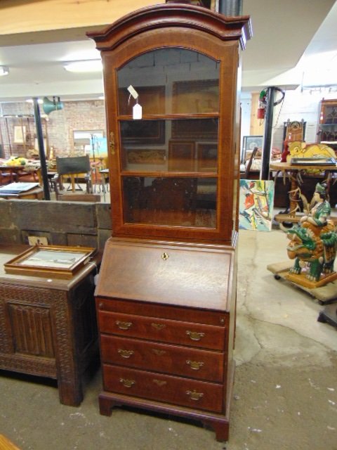 Henredon oak secretary: Henredon secretary desk, slant front desk over three drawer base, brass hardware, label on reverse, top has single door, in good condition, Secretary is 26.5" by 18.25", height is 80"