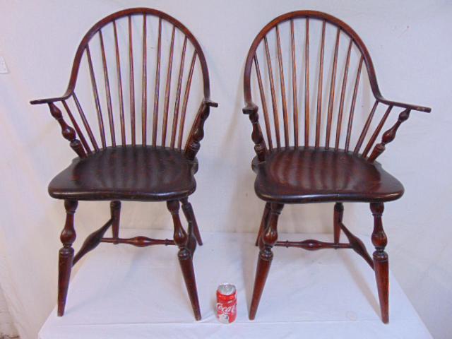 Pair continuous arm Windsor chairs, antique Windsor: Pair continuous arm Windsor chairs, antique Windsor armchairs, 16.5" by 17.25" (seat), height is 37"