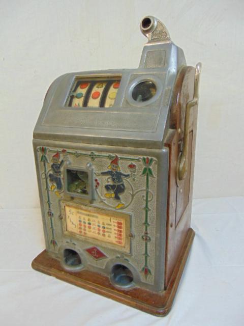 Vintage slot machine, O/.D. Jennings & Co. , oak sides,: Vintage slot machine, O/.D. Jennings & Co. , oak sides, original condition, Pat'd 1-17-1922, slot machine is 15.25" by 14.25" height is 20.5" (height case, excluding coin extension), with key, in work