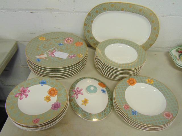 Villeroy & Boch porcelain dinnerware, "Aureus",: Villeroy & Boch porcelain dinnerware, "Aureus", includes 7 large dinner plates, floral decorated, 10 plain dinner plates with decorative edge, 5 deep (soup) plates, 6 salad plates, oval serving platte