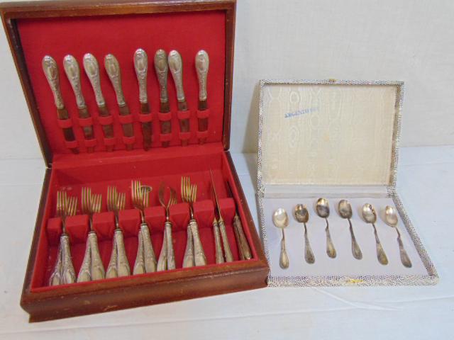 Set '800 silver tea spoons & set Italian knives & forks: Set '800 silver tea spoons & set Italian knives & forks in case (plate ?)