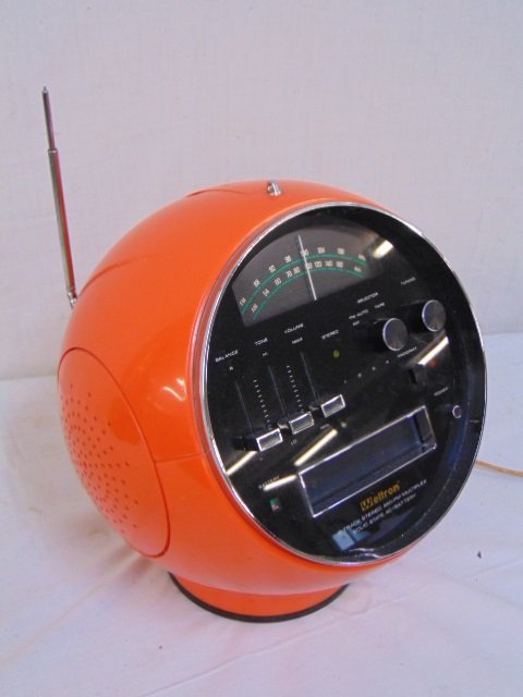 Vintage 70's "Weltron" orange ball stereo, 8 track: Vintage 70's "Weltron" orange ball stereo, 8 track stereo AM/FM Multiplex solid State AC/Battery, tip of antenna is missing, broken. in working condition.