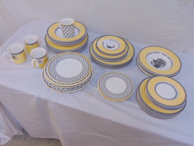 Lot Villeroy & Boch dinnerware, "Audun Chasse" & more: Lot Villeroy & Boch dinnerware, "Audun Chasse", "Audun Fleur" & "Audun Promenade"4 mugs, selection soup & dinner plates, please see images for detail on this lot