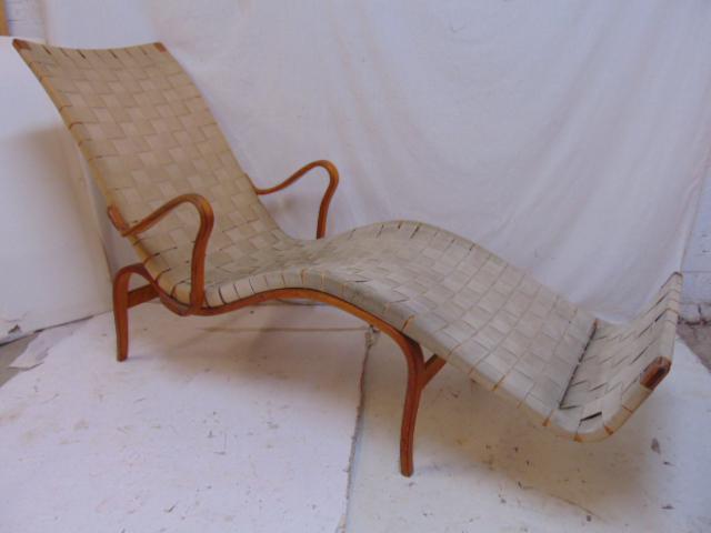 Bruno Mathsson chaise lounge, vintage 1940: Bruno Mathsson chaise lounge, vintage 1940's Pernilla chaise lounge chair, Firma Karl Mathsson, made in Varnamo, Sweden, in original condition, woven seat, needs cleaning, structurally sound, chaise i