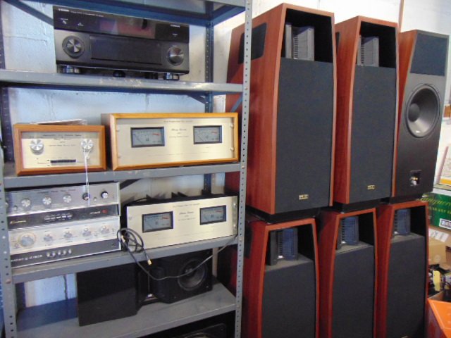 Lot High end stereo equipment, Amplifiers, speakers: Large lot high end stereo equipment This lot includes 2 Direct coupled solid state amplifiers Phase Linear 400, Laboratory Standard Amplifier, both with dual VU meters, one with wood case, other one i