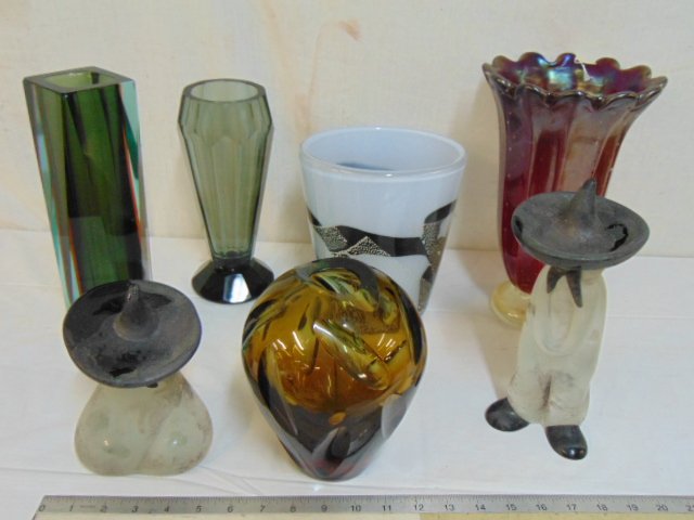 Artglass lot, 7 pieces, vases & 2 figural pieces,: Artglass lot, 7 pieces vases & 2 figural pieces, Italian made vase in white & black, Czech vase in smoky glass, pair Mexican figures with sombrero's by Murano and other.