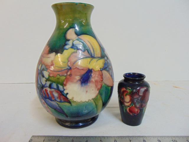 2 Moorcroft vases, floral decorated, 4 1/8" & 9.5",: 2 Moorcroft vases, floral decorated, 4 1/8" & 9.5", English ceramics, both in good condition.