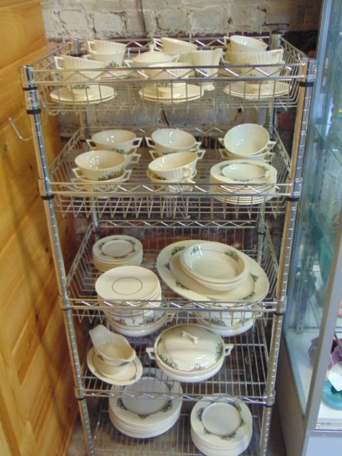 Set Lenox porcelain dinnerware, "Rutledge": Set Lenox porcelain dinnerware, "Rutledge" in unused condition, service for 10.Includes 10 dinner plates, 10 salad or bread plates, 10 double eared soup bowls with underplates, 11 cups with 12 saucers