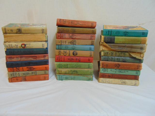 Lot books, "The Famous Oz Stories", by L. Frank Baum,: Lot books, "The Famous Oz Stories", by L. Frank Baum, Reilly and Lee 28 books, various titles, some are loose, have condition issues, please see images.