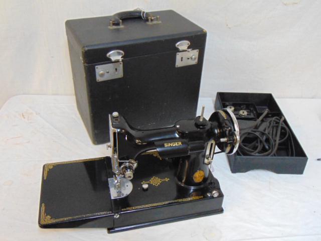 Singer featherweight sewing machine, in original case,: Singer featherweight sewing machine, in original case, complete.